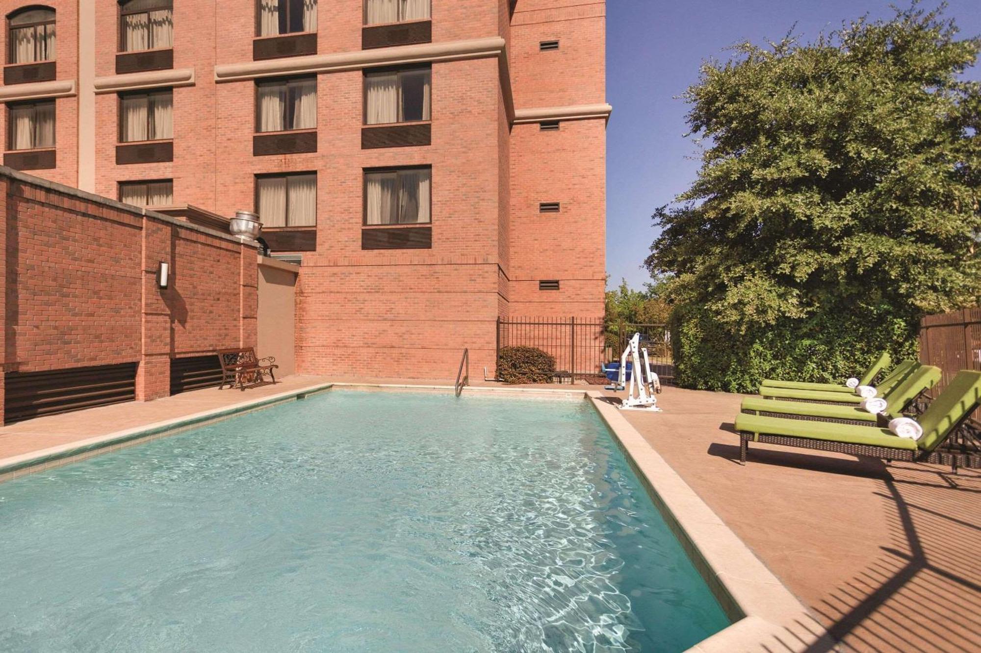 Pace Hotel Addison Exterior photo