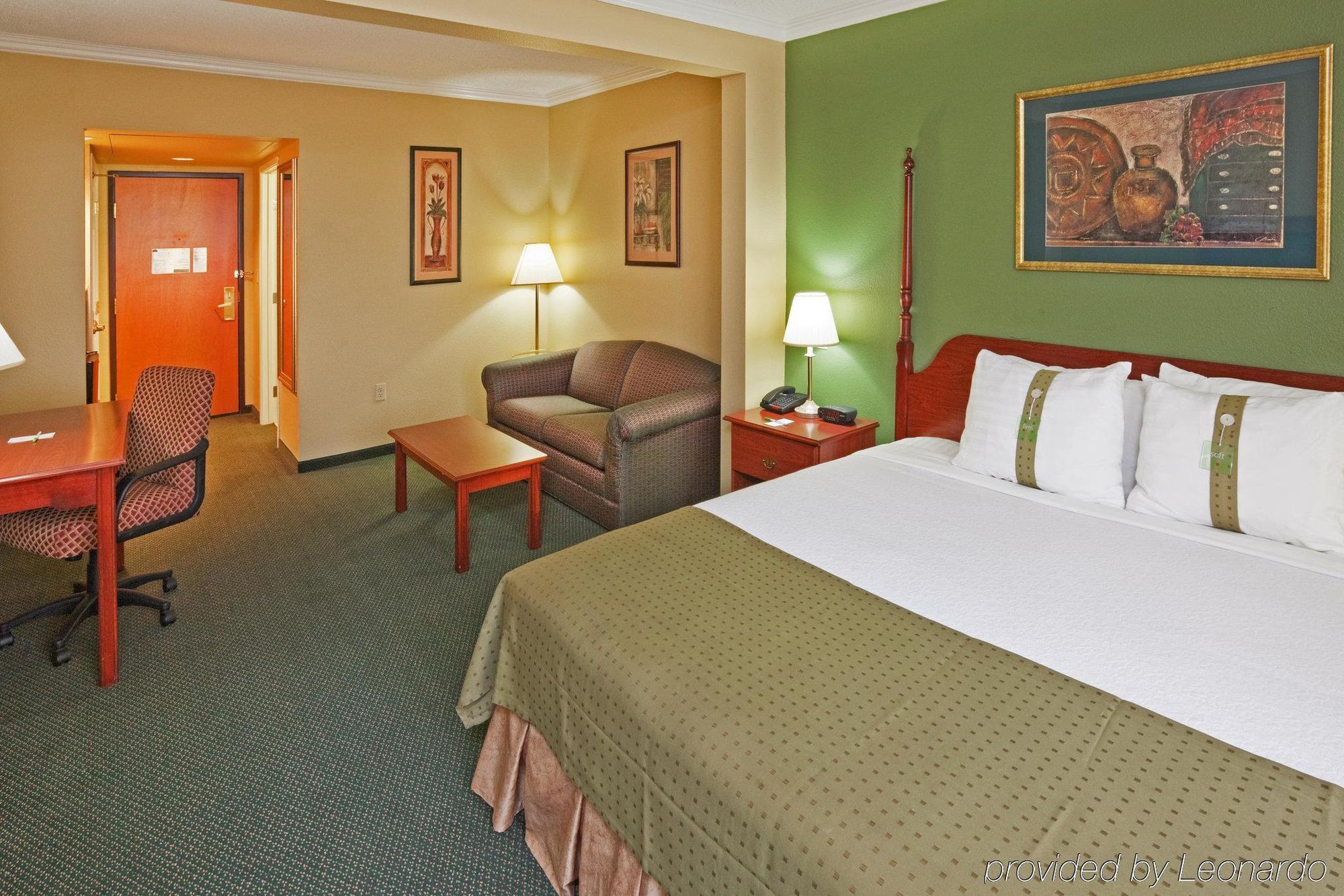 Pace Hotel Addison Room photo