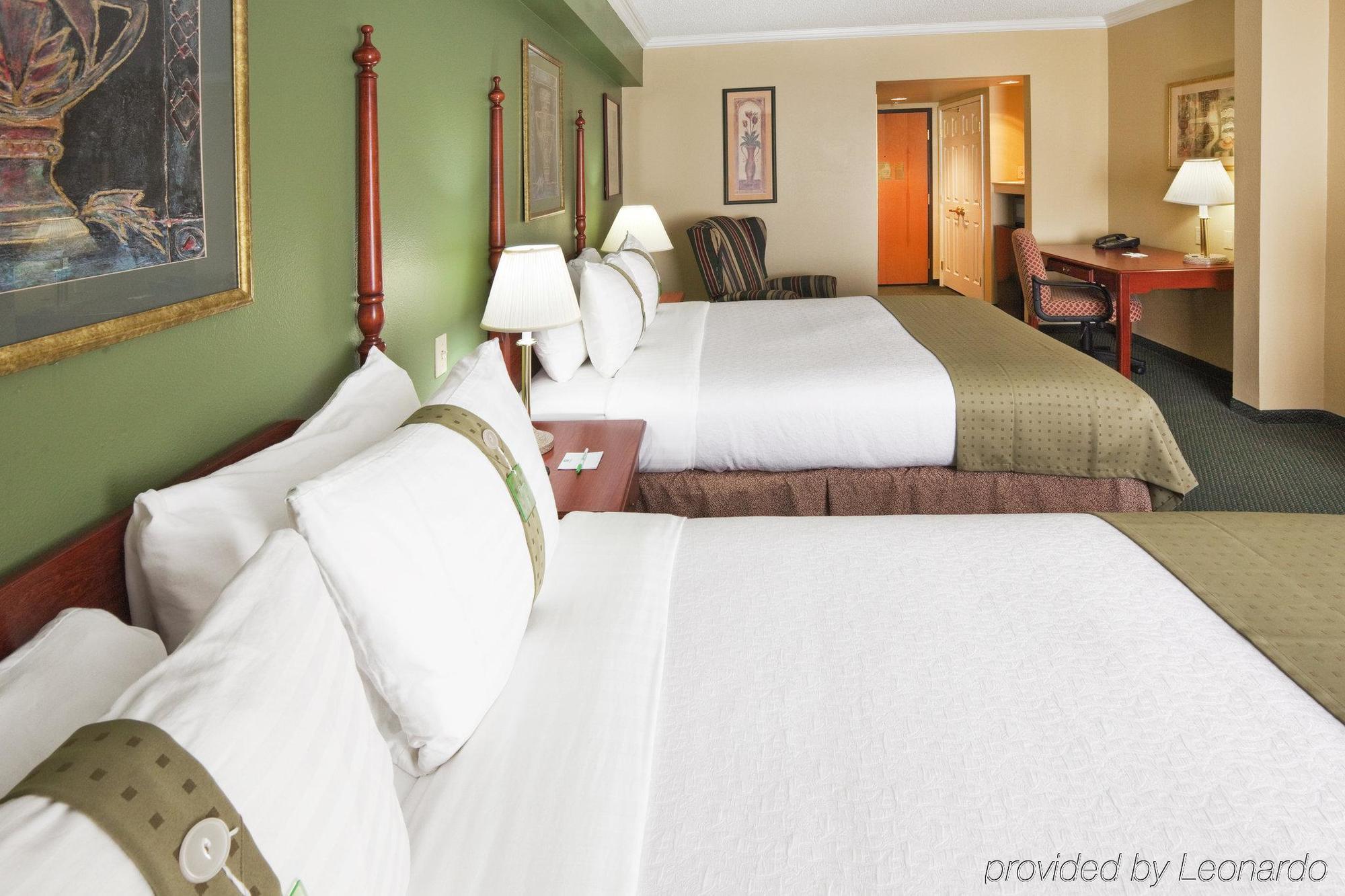 Pace Hotel Addison Room photo
