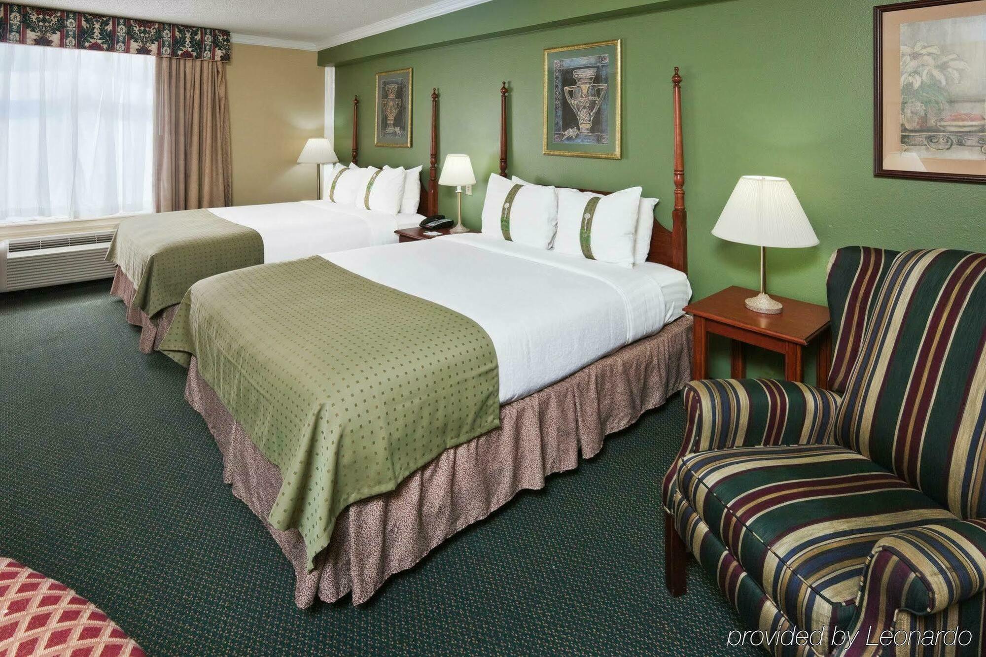 Pace Hotel Addison Room photo